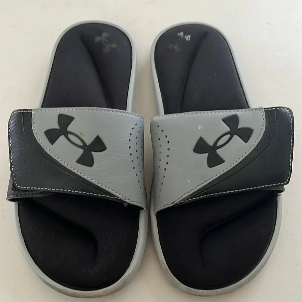 Under Armour - Men’s ignite slides / sandals. Size 8. Gray and black